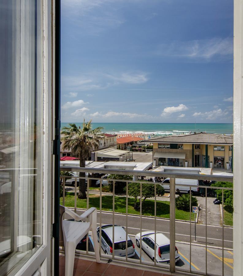 Hotel Ambra Виареджо Стая снимка